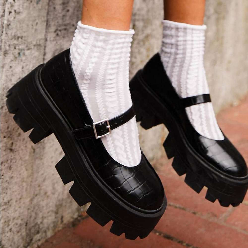NEVER WORN! BLACK CHUNKY MARY JANES